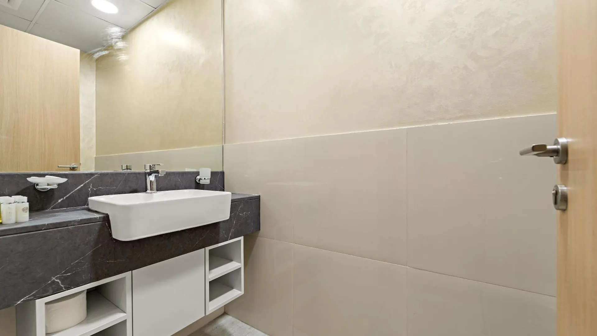 Апартаменты Stunning Waterfront Burj Views With Pool & Gym, Sleeps 6 Дубай