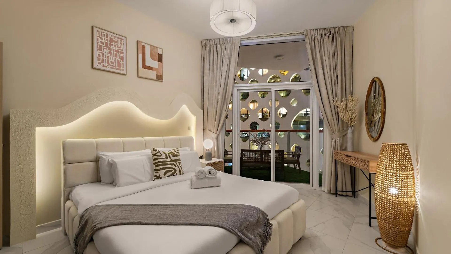 Апартаменты Stunning Waterfront Burj Views With Pool & Gym, Sleeps 6 Дубай
