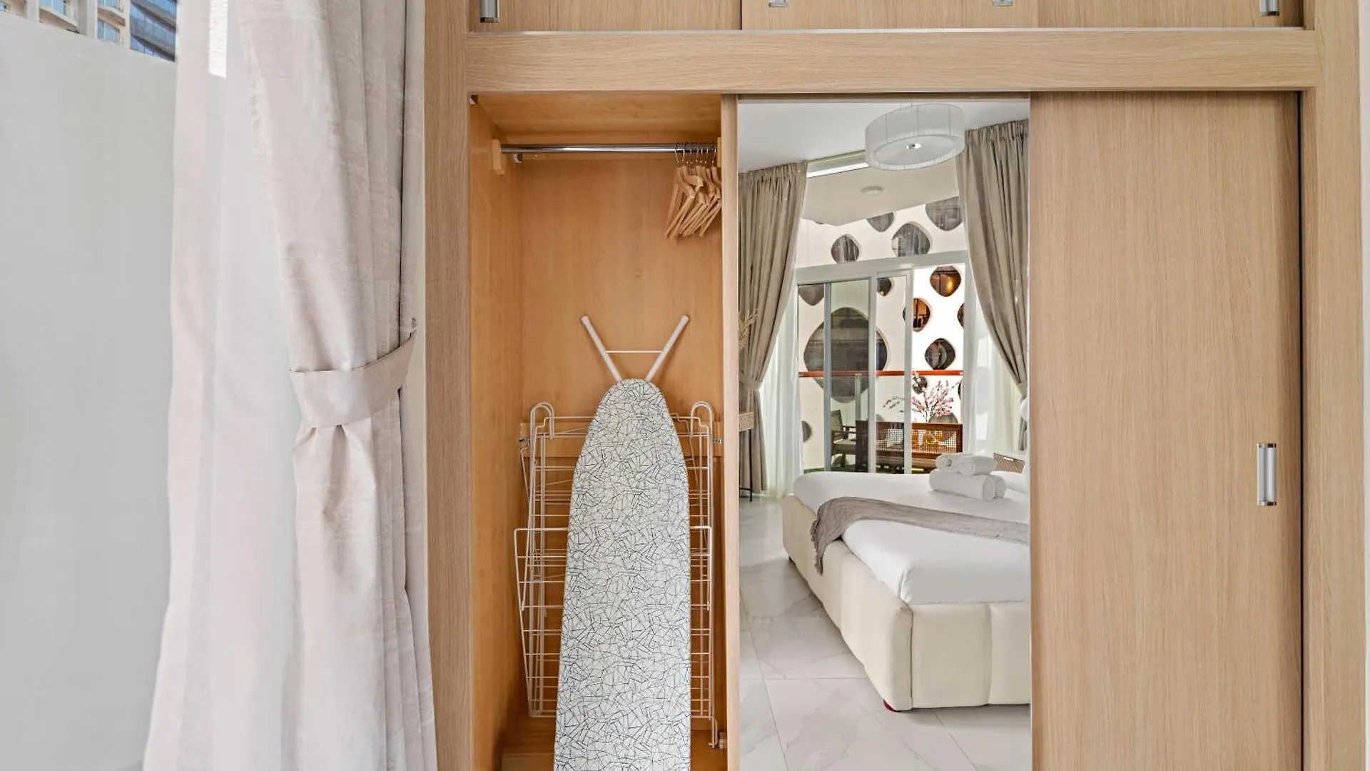 Апартаменты Stunning Waterfront Burj Views With Pool & Gym, Sleeps 6 Дубай