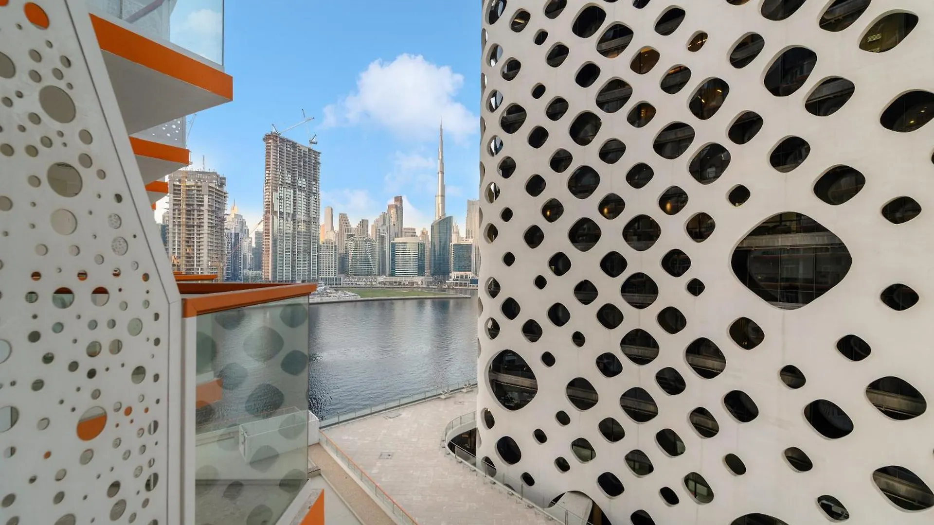Апартаменты Stunning Waterfront Burj Views With Pool & Gym, Sleeps 6 Дубай
