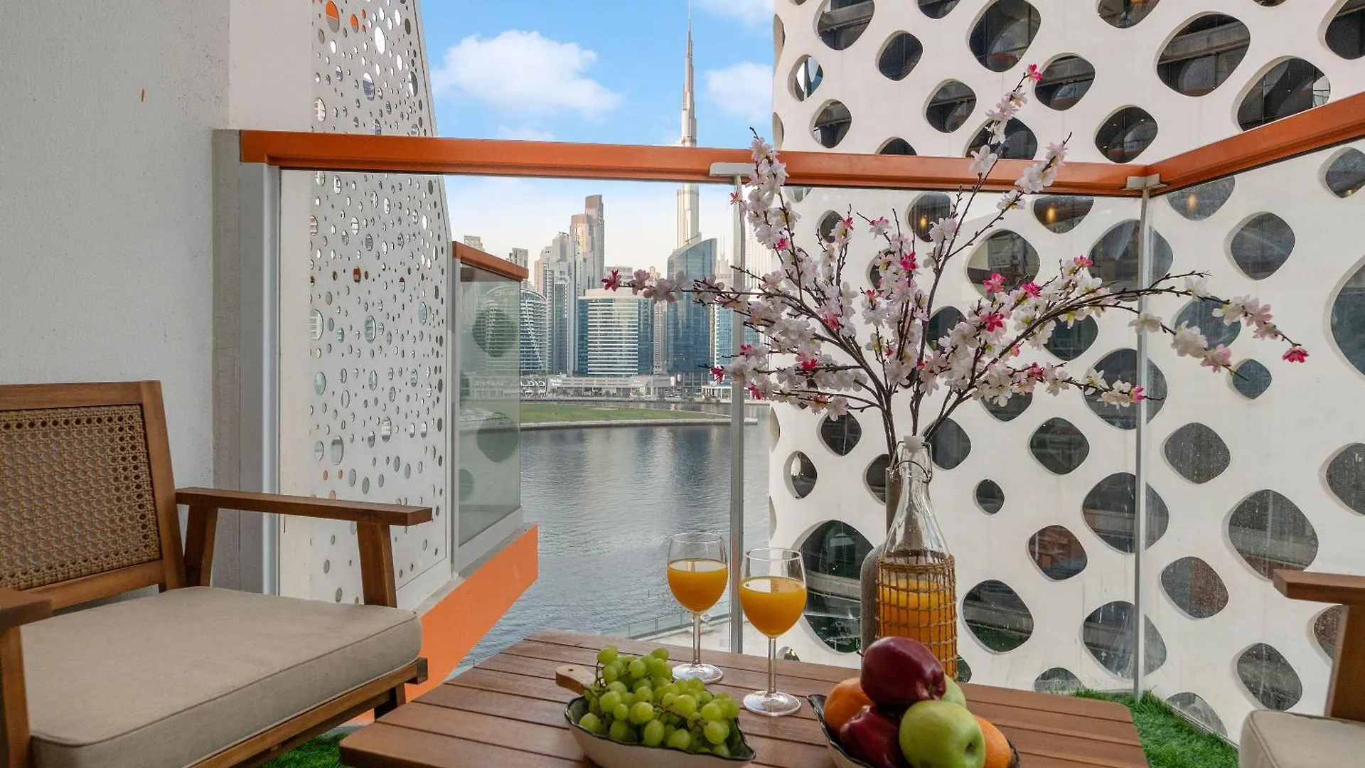 Апартаменты Stunning Waterfront Burj Views With Pool & Gym, Sleeps 6 Дубай