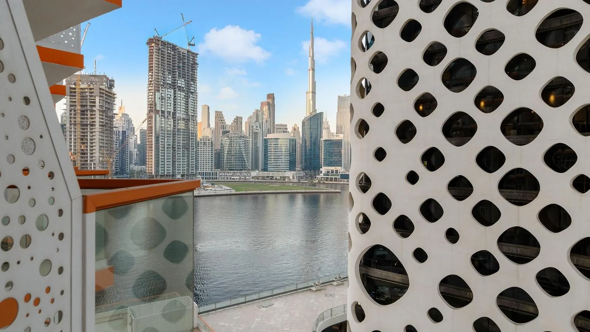 Апартаменты Stunning Waterfront Burj Views With Pool & Gym, Sleeps 6 Дубай