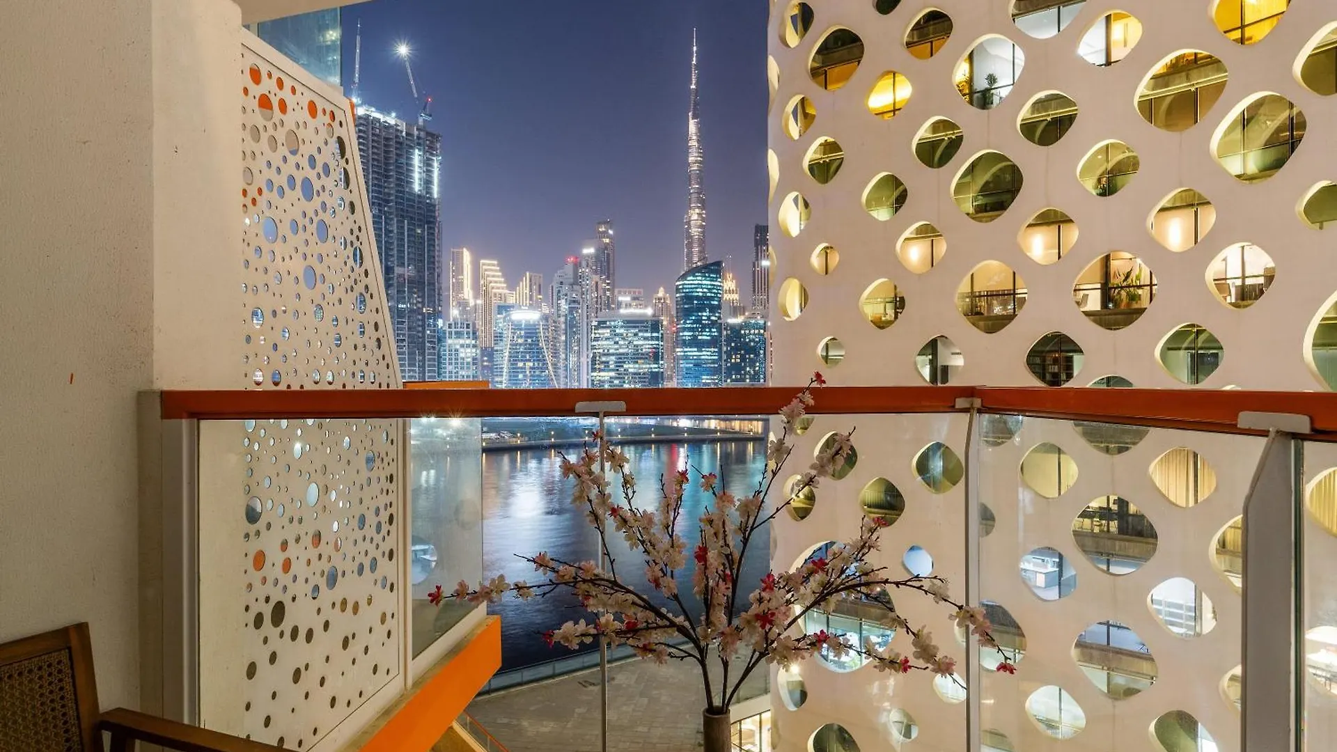 Апартаменты Stunning Waterfront Burj Views With Pool & Gym, Sleeps 6 Дубай